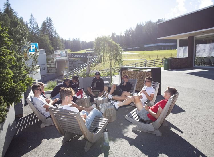 Roland Arena Terrasse mit Athleten